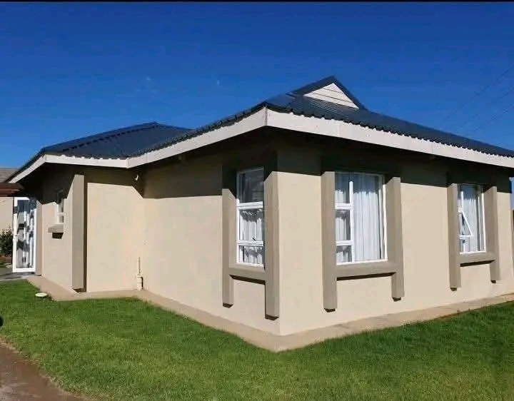 3 bedrooms, guest toilet, open plan kitchen, dining &lounge 