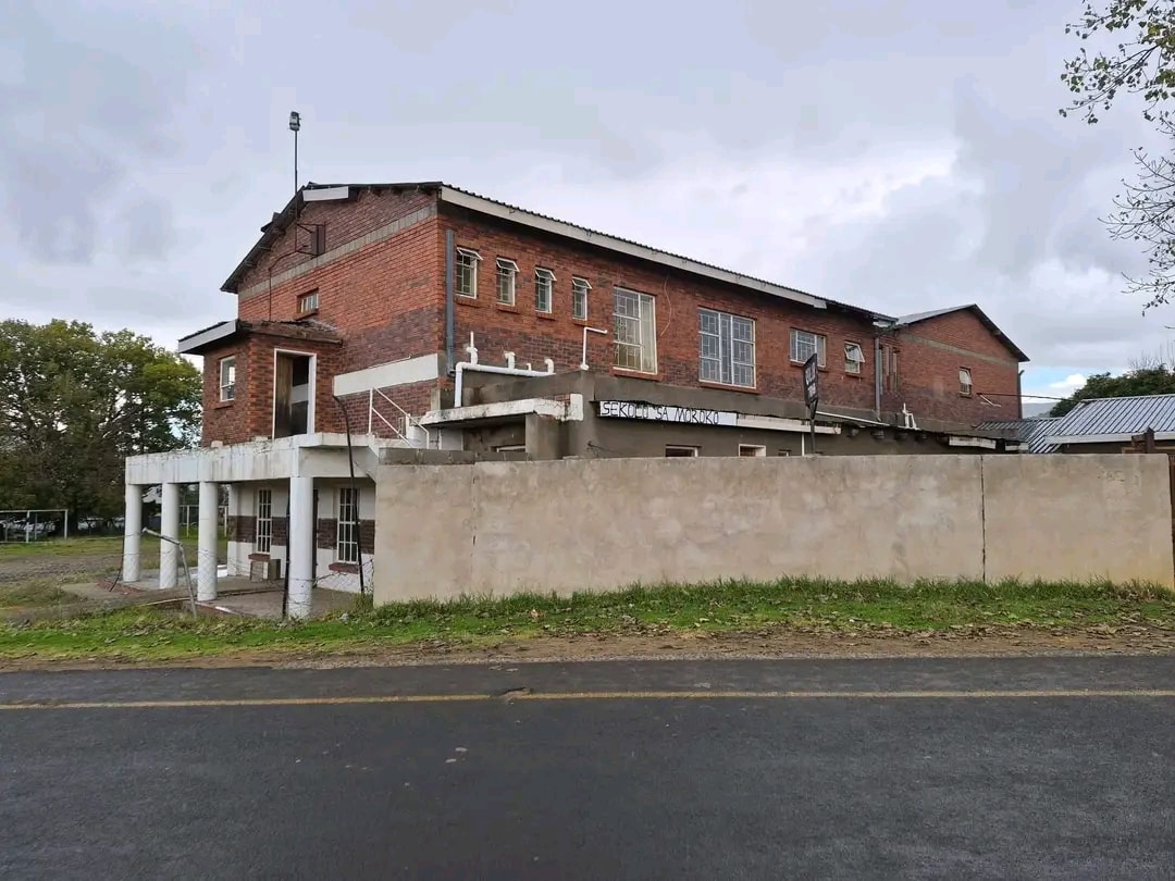 24bedrooms, 4 office spaces, private bar, large hall